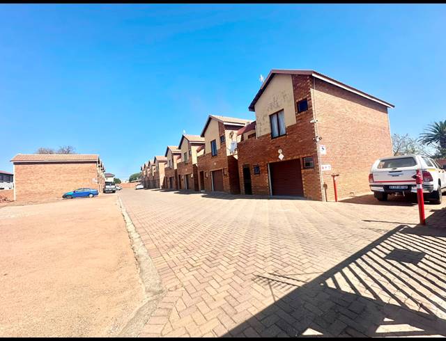 3 BEDROOM TOWNHOUSE FOR SALE IN ANNADALE